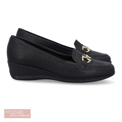 Sapatos de cunha pretos com detalhe metálico dourado