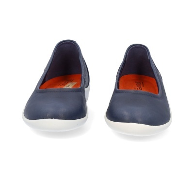 Sapatos tipo sapatilha azuis com sola branca e interior laranja