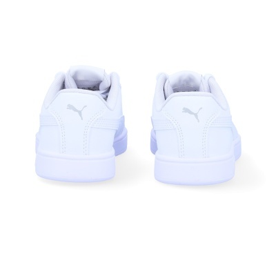 Ténis brancos Puma vistos de trás