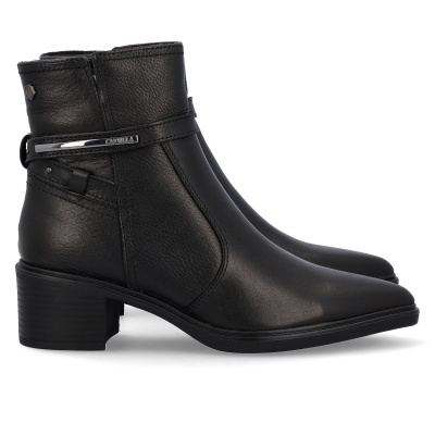 Botins pretos de pele com salto médio e detalhes em metal