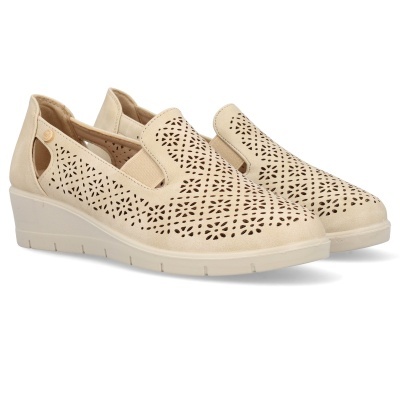 Sapatos slip-on bege claro com padrão floral perfurado e solado branco