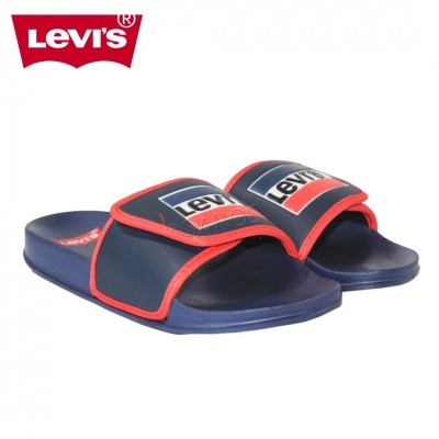 Chinelos Levi's azuis com bordas vermelhas e logótipo