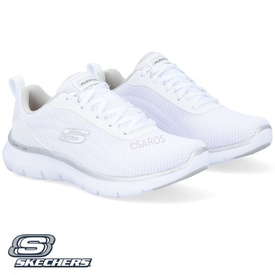Sapatilhas brancas Skechers em tecido respirável com sola branca e detalhes cinzentos, com logo S nas laterais.