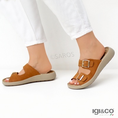 Chinelos de senhora marrons com duas fivelas metálicas e sola cinzenta