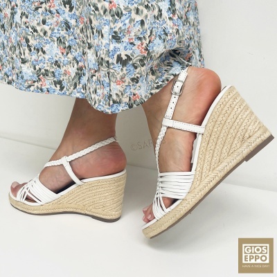 Sandálias de cunha em couro cru com tiras trançadas e salto de ráfia