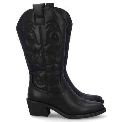 Botas pretas de couro com salto e bordado decorativo