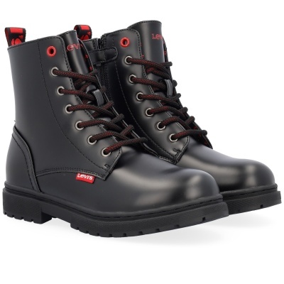 Botas pretas estilo robusto com cadarços vermelhos e pretos e etiquetas LEVIS vermelhas