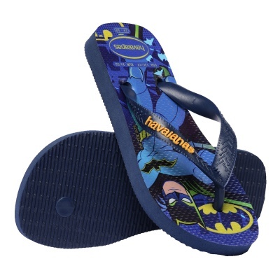 Chinelos Havaianas azuis com estampa do Batman e logo amarelo nas tiras