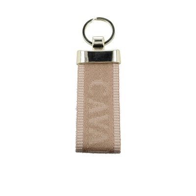 Porta-chaves de tecido bege com argola metálica dourada e texto CAIA