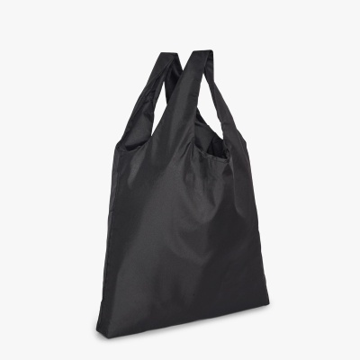 Sacola reutilizável preta com duas alças largas em fundo branco