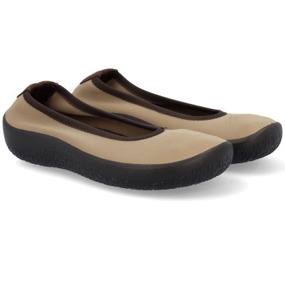 Sapatilhas bege com sola preta e acabamentos castanhos