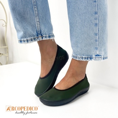 Sapatilhas ARCOPEDICO verdes com sola preta usadas com calças de ganga