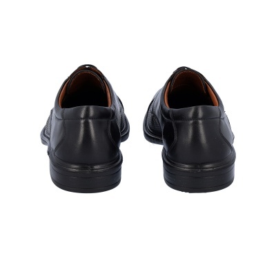Sapatos masculinos pretos de couro vistos por trás