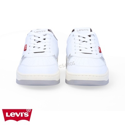 Sapatilhas brancas Levi's com detalhes vermelhos, atacadores brancos, vista frontal.
