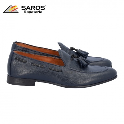 Sapato mocassim masculino azul escuro em couro com pompons e detalhes de costura