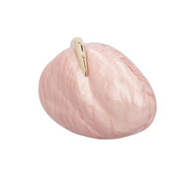 Mala de mão acrílica rosa pérola com fecho dourado
