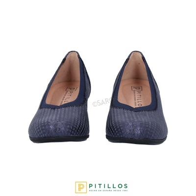 Sapatos rasos azuis escuros com textura entrelaçada, marca Pitillos