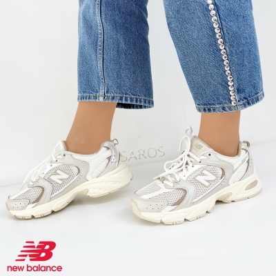 Ténis New Balance branco e bege com sola robusta e malha respirável