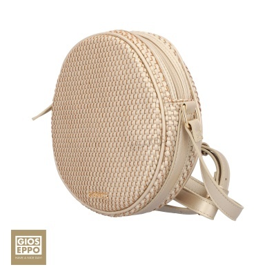 Mala redonda bege claro com padrão tipo palha e alça ajustável.