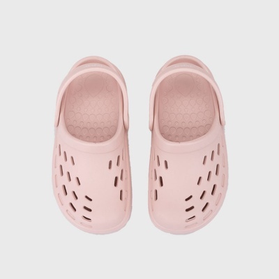 Sapatos clogs rosa claro com aberturas e tiras ajustáveis