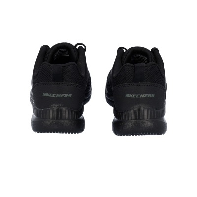 Par de ténis Skechers pretos vistos de trás