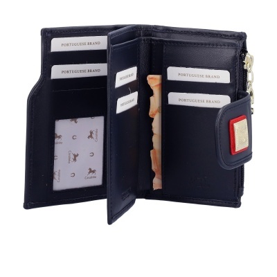 Carteira masculina preta com compartimentos para cartões e fecho com placa dourada.