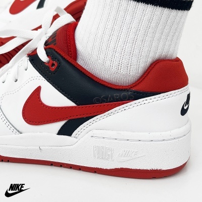 Tênis desportivo Nike com detalhes vermelhos, pretos e brancos