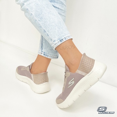 Sapatos desportivos Skechers bege com sola branca usados com jeans