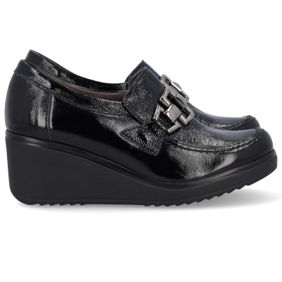 Sapatos pretos tipo mocassim com sola plataforma e detalhe metálico