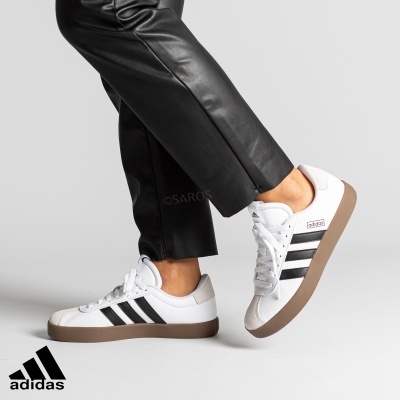 Tênis Adidas branco com riscas pretas e sola castanha clara