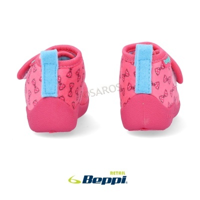 Sapatinhos de bebé cor-de-rosa com laços e detalhes azuis vistos por trás