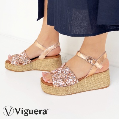 Sandálias de cunha com padrão floral rosa e dourado e sola em palha