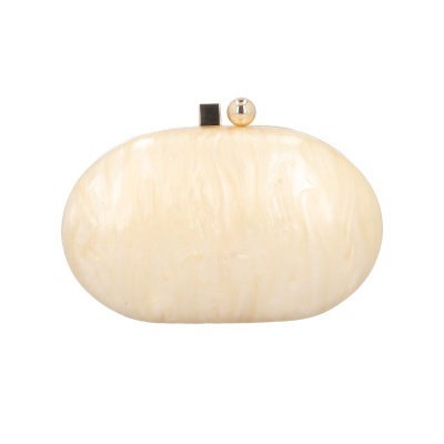 Mala de mão oval creme com fecho metálico dourado e preto