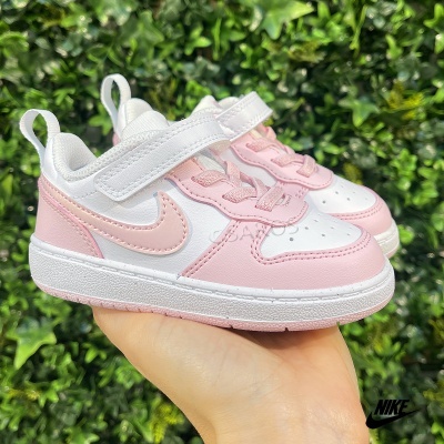 Ténis infantis Nike rosa e branco com fecho de velcro e atacadores elásticos