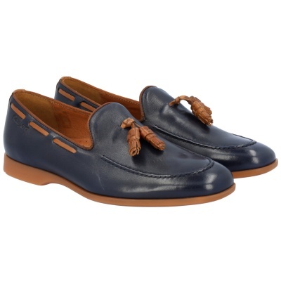 Mocassins azul escuro em pele com borlas castanhas e sola castanha.