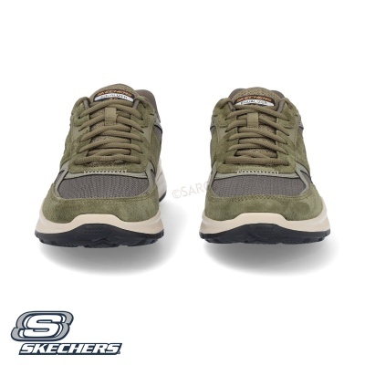 Ténis verdes Skechers com sola branca e detalhes castanhos