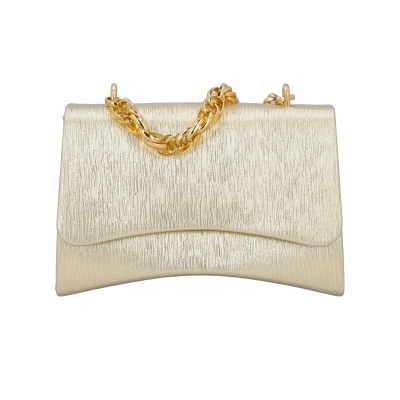 Mala dourada com alça de corrente