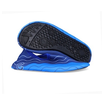 Sapatos aquáticos azuis com sola preta antiderrapante