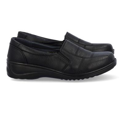 Sapatos pretos tipo mocassim em pele sintética com sola preta sobre fundo branco