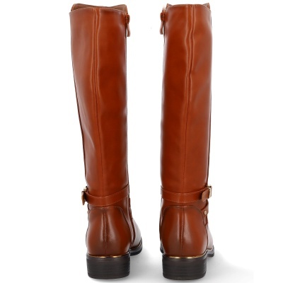 Botas altas castanhas em pele sintética com fecho atrás e fivela decorativa