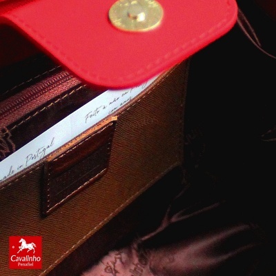 Bolsa castanha com aba vermelha e fecho metálico dourado