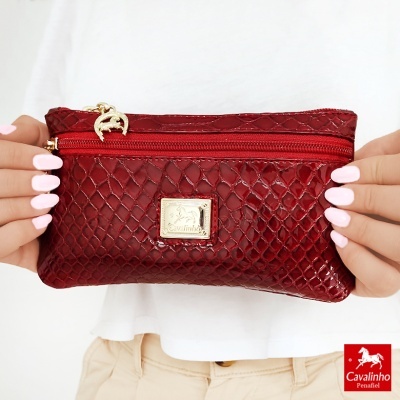 Carteira pequena vermelha com textura tipo escama e fecho vermelho