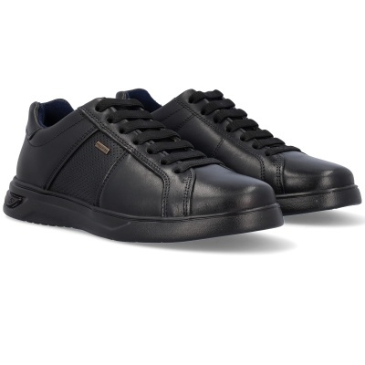 Sapatilhas pretas em couro com atacadores e detalhes perfurados