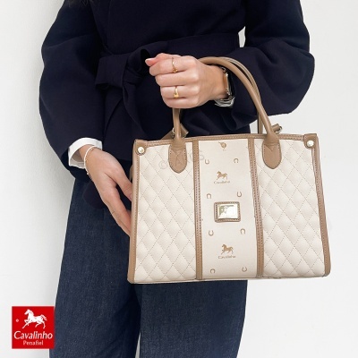 Mala de mão bege e castanha com padrão matelassê e logótipo Cavalinho