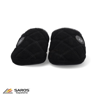 Chinelos pretos acolchoados da marca SAROS