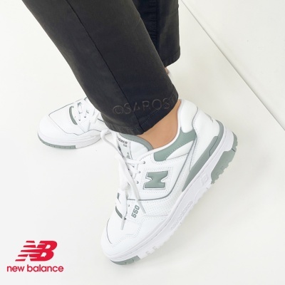 Tênis New Balance 550 branco com detalhes cinzento claro