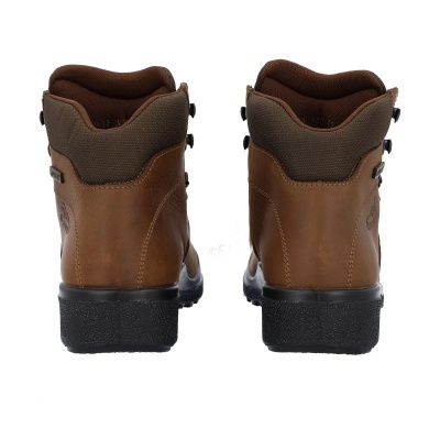 Botas castanhas de couro com sola preta vistas por trás