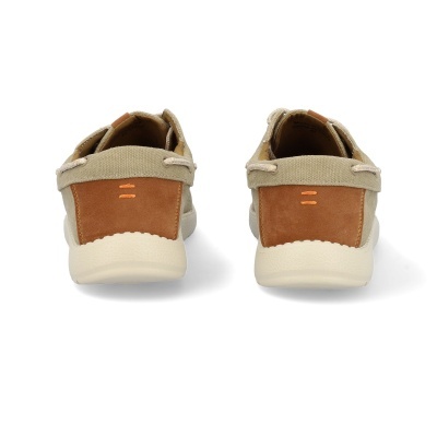 Vista traseira de sapatilhas casuais bege com detalhes em castanho.