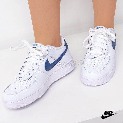 Sapatilhas Nike Air Force 1 brancas com swoosh azul em fundo branco