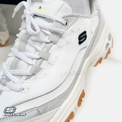 Ténis Skechers brancos com detalhes cinza e bege e logótipo S